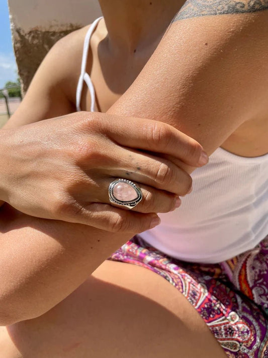 Anillo grueso con cuarzo rosa o piedra luna - KHAMALI