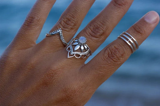 Anillo tribal con piedra luna - KHAMALI
