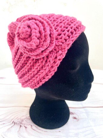 Gorro rosa con flor hecho a mano - KHAMALI