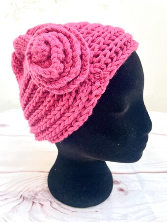 Gorro rosa con flor hecho a mano khamali Shop