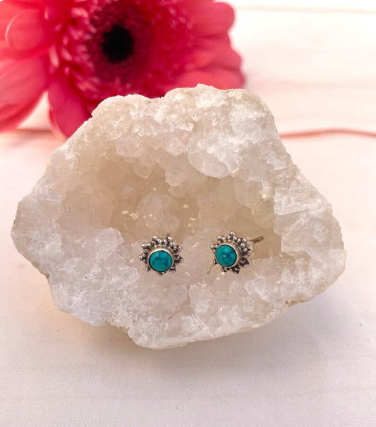 Pendientes de botón con flor – Turquesa o piedra luna, tú eliges la energía KHAMALI