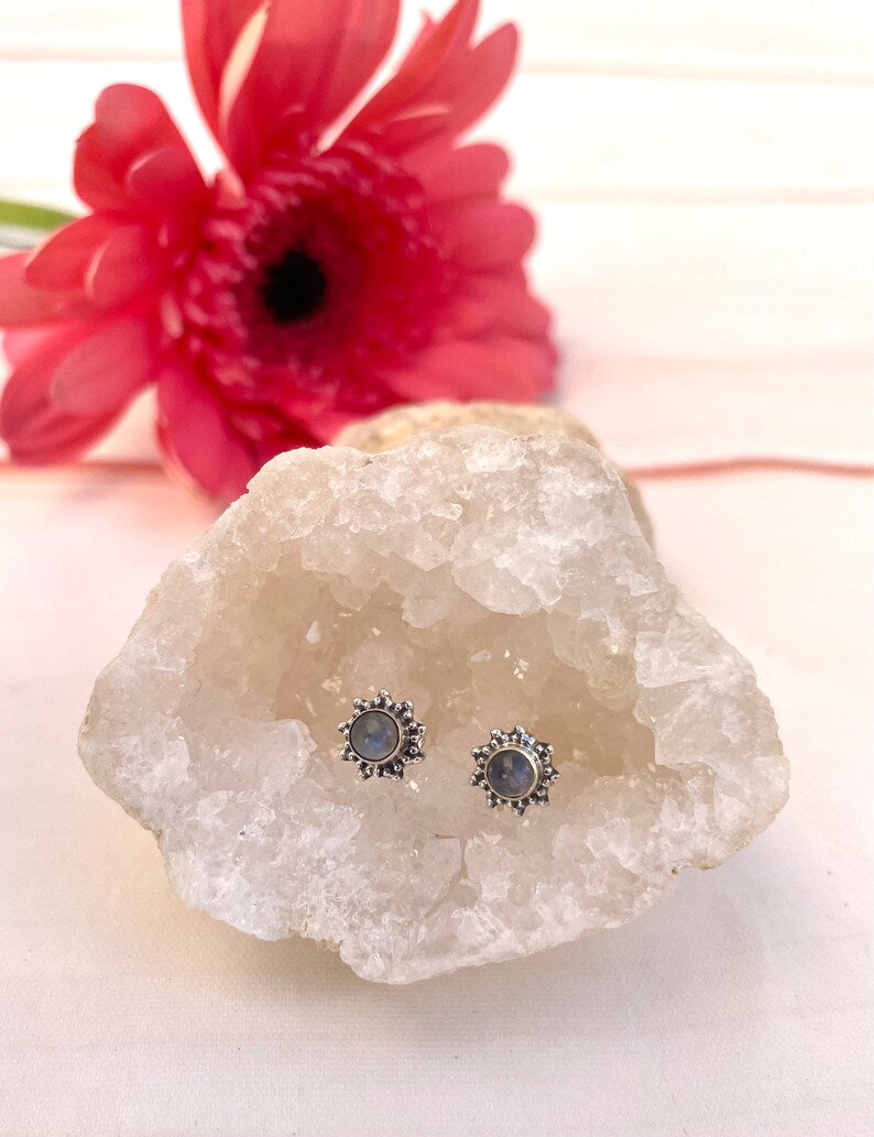 Pendientes de botón con flor – Turquesa o piedra luna, tú eliges la energía KHAMALI