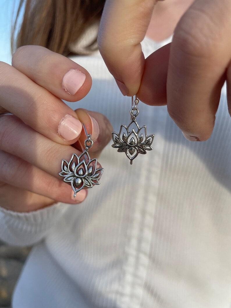 Pendientes flor de loto en plata 925 – Belleza serena KHAMALI