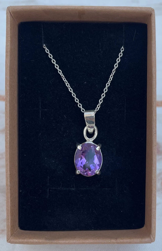 Colgante hecho a mano con Amatista natural. Pieza única. KHAMALI