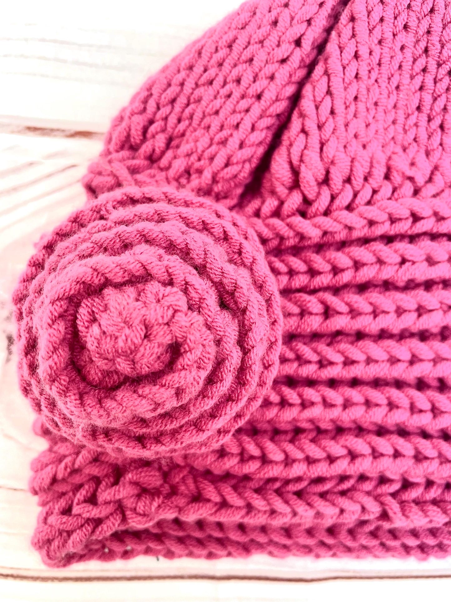 Gorro rosa con flor hecho a mano khamali Shop