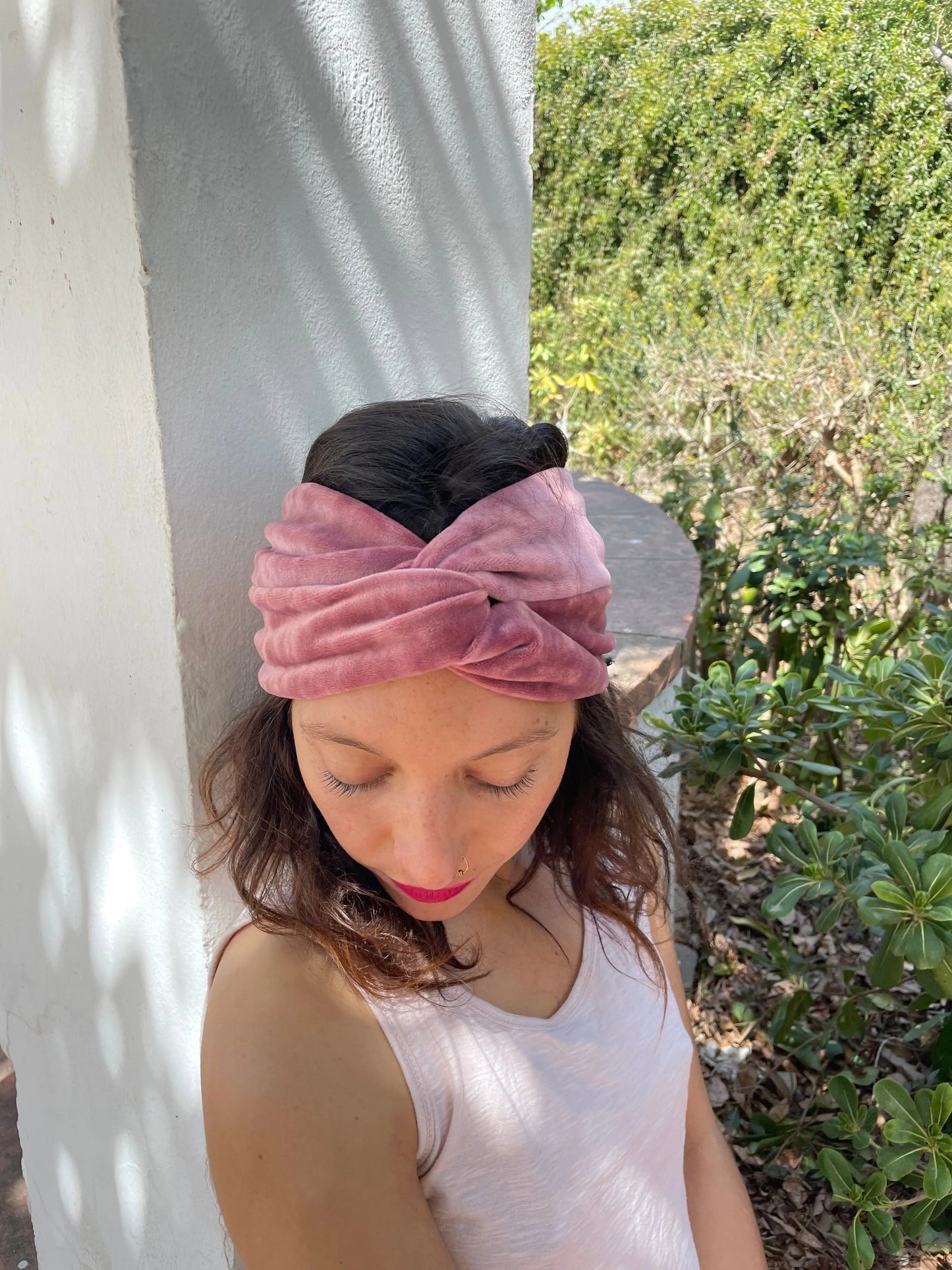 Turbante rosa de terciopelo ajustable KHAMALI