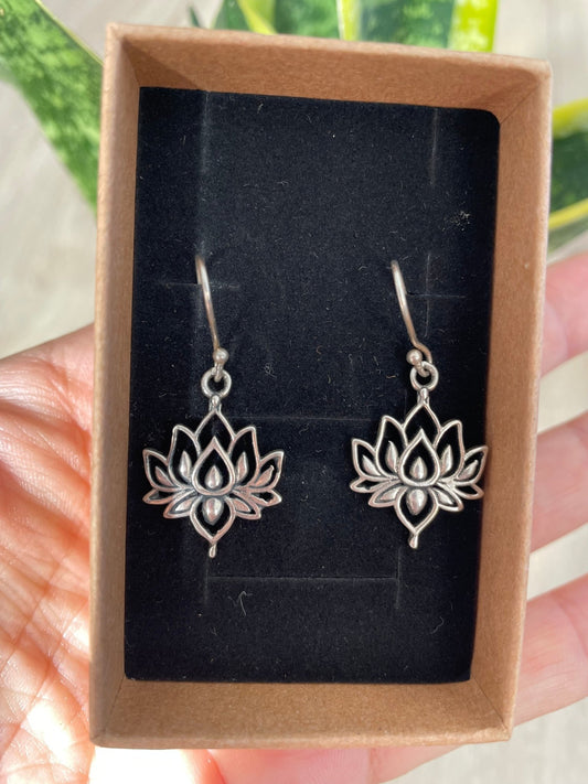 Pendientes flor de loto en plata 925 – Belleza serena - KHAMALI