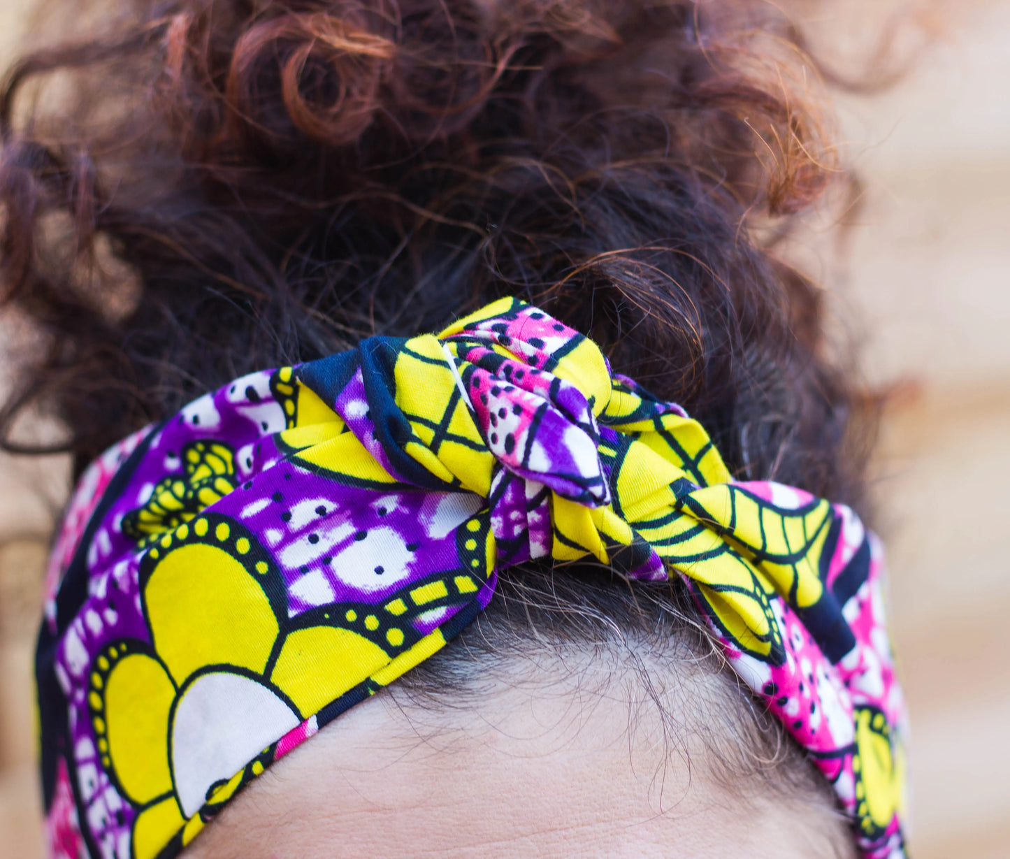 Diadema turbante afro con diseño en flor margarita - KHAMALI