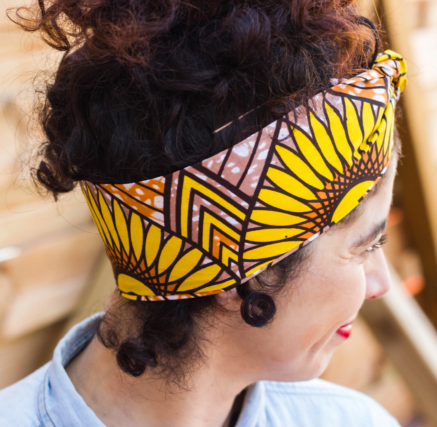 Diadema turbante estilo africano con flor de girasol amarilla - KHAMALI