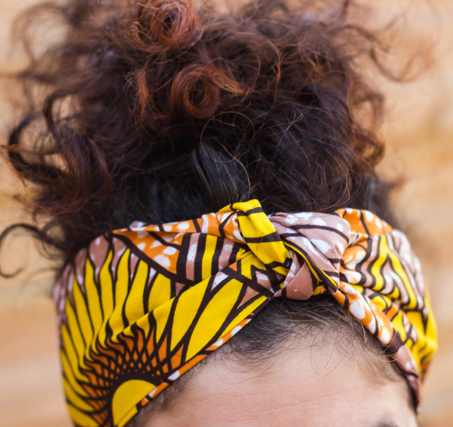Diadema turbante estilo africano con flor de girasol amarilla - KHAMALI