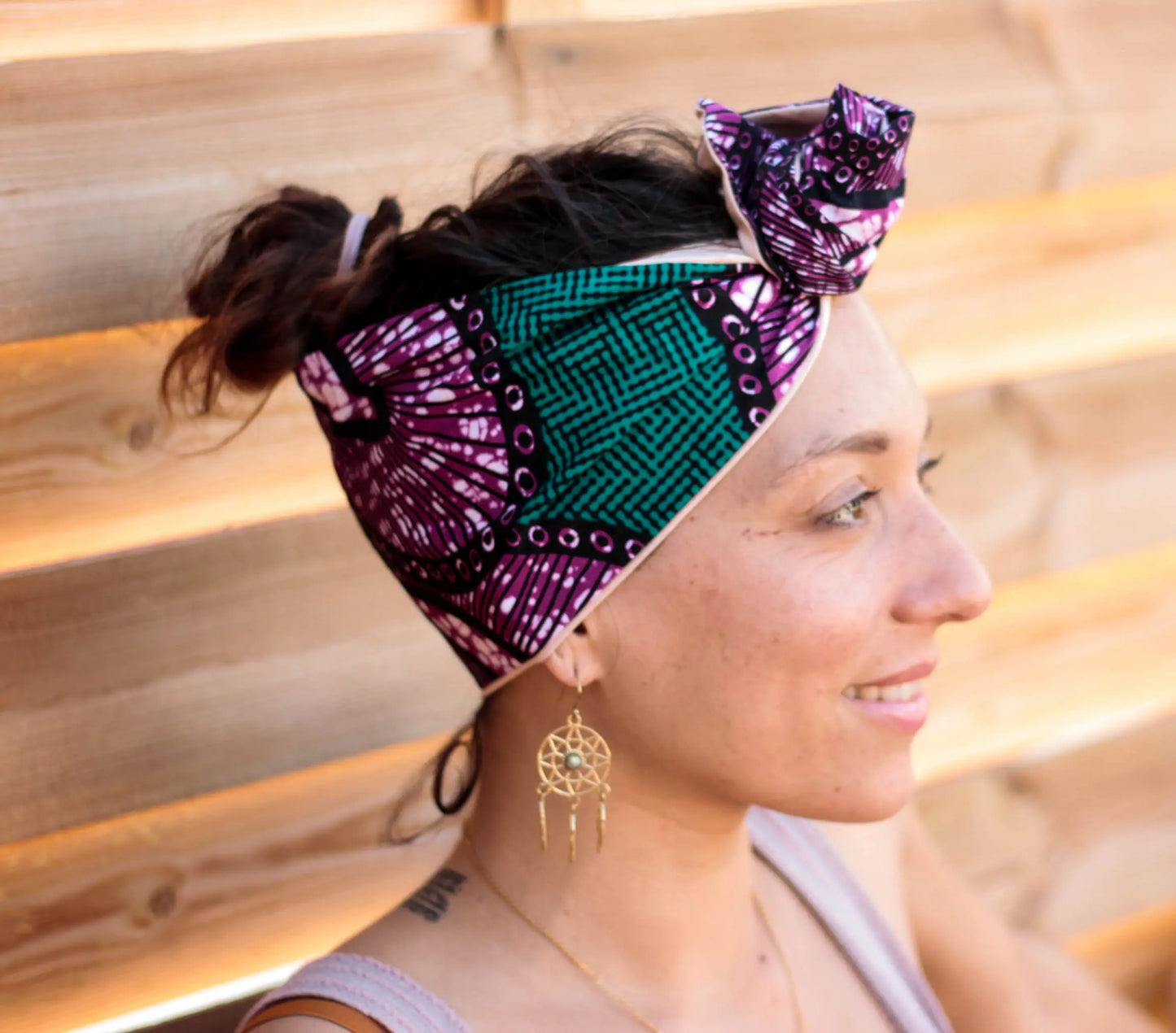 Precioso turbante lila y verde mujer poderosa hecho a mano con alambre en su interior - KHAMALI