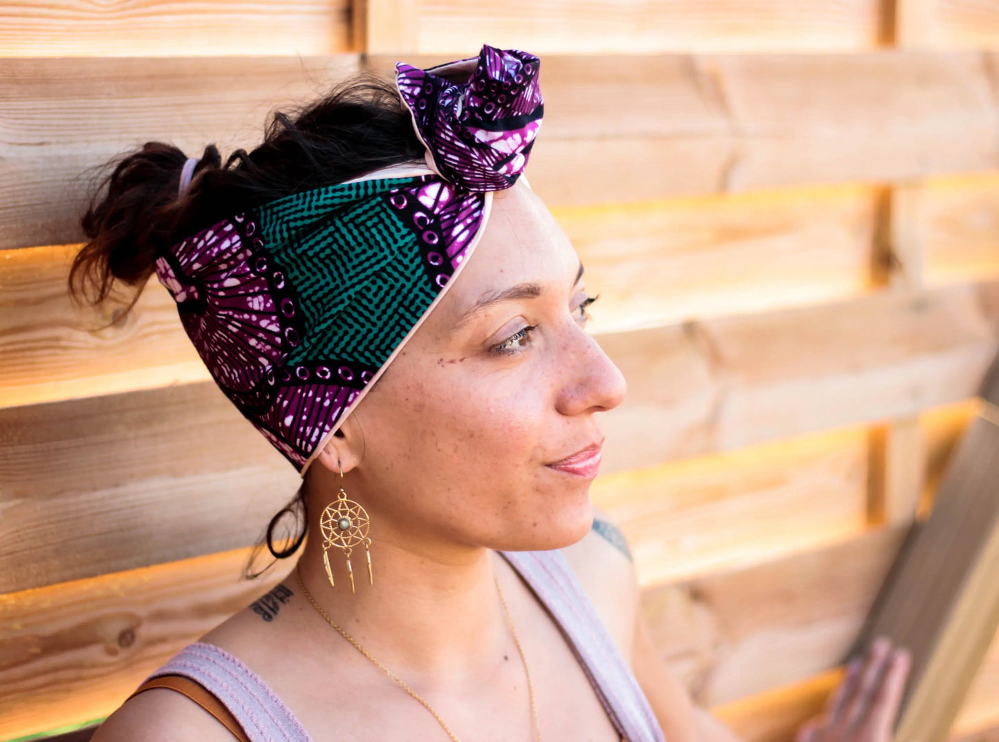 Precioso turbante lila y verde mujer poderosa hecho a mano con alambre en su interior - KHAMALI