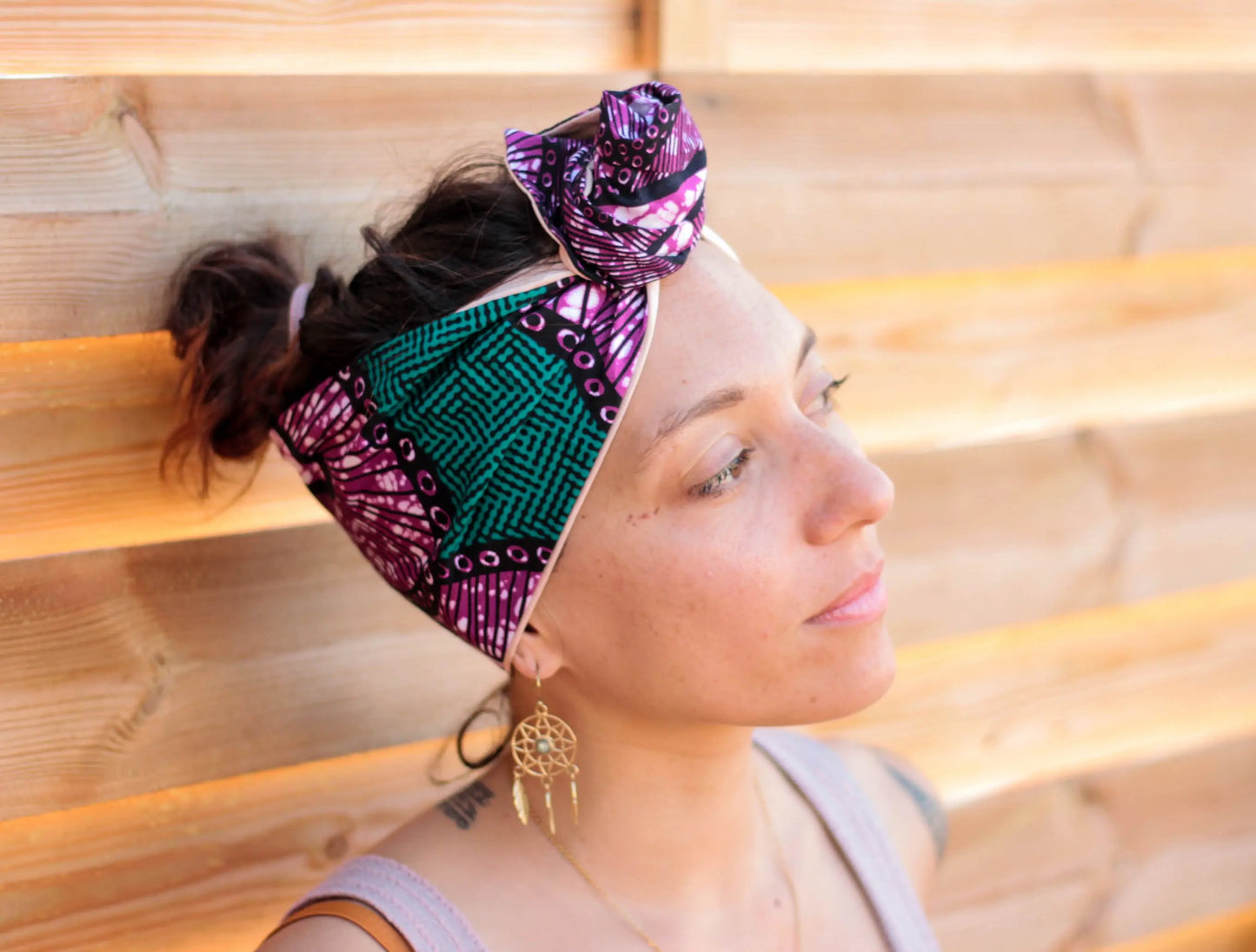 Precioso turbante lila y verde mujer poderosa hecho a mano con alambre en su interior - KHAMALI