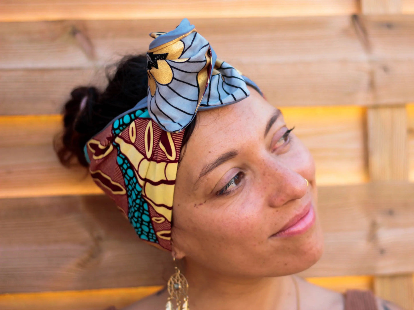 Turbante con alambre moldeable azul y dorado hecho a mano KHAMALI