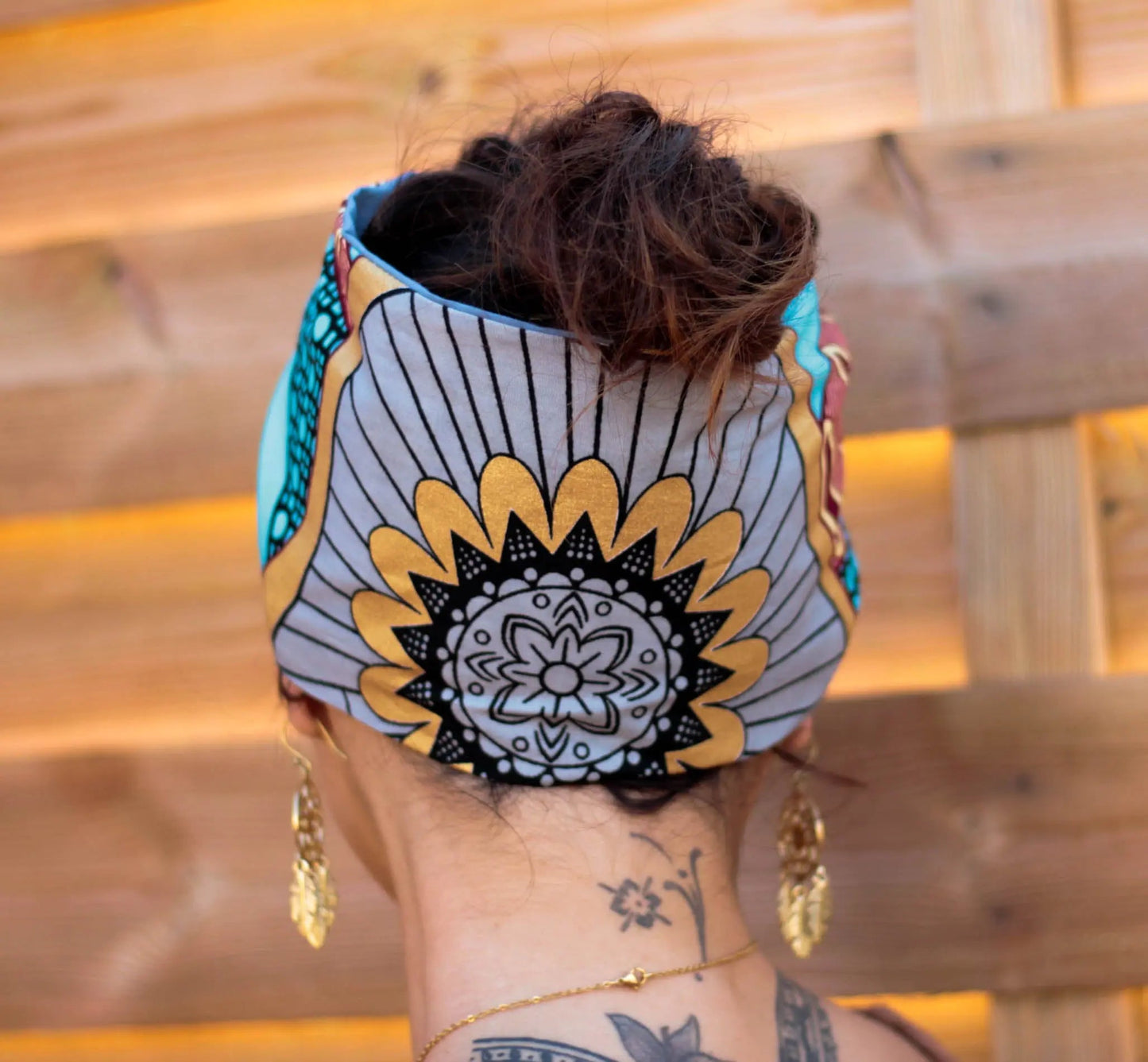 Turbante con alambre moldeable azul y dorado hecho a mano KHAMALI