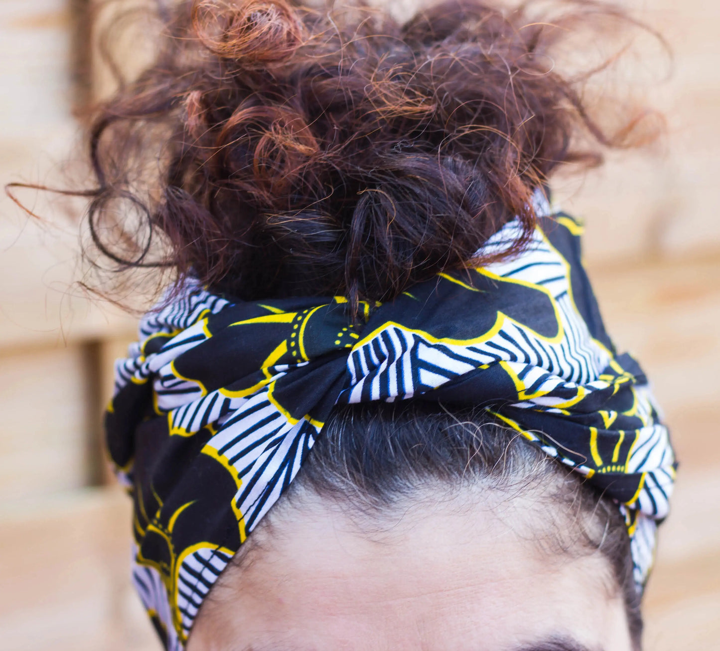 Pañuelo afro de algodón con flor negra y blanca - KHAMALI