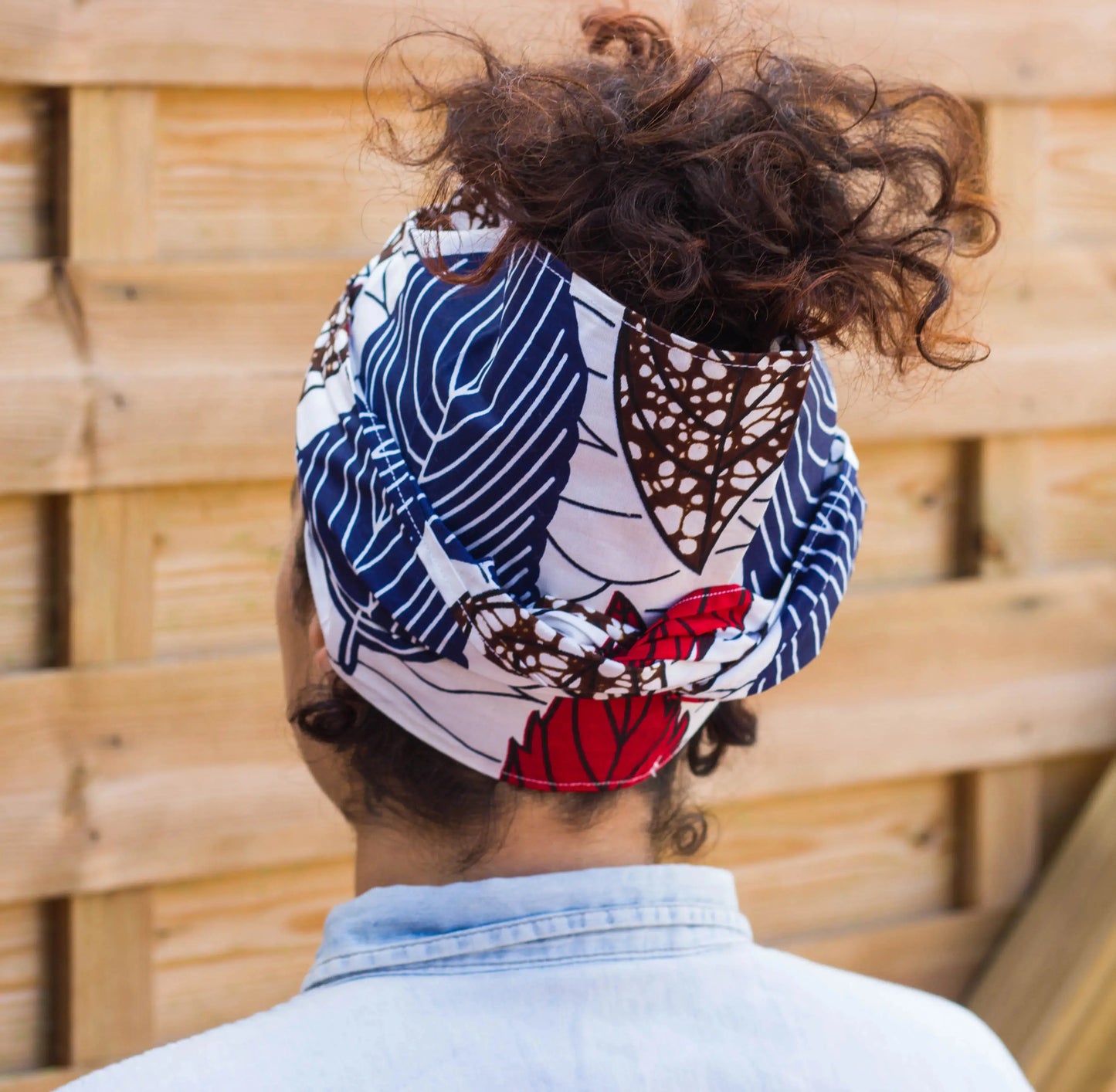 Pañuelo turbante africano blanco adaptable estilo retro vintage con hoja azul marino - KHAMALI