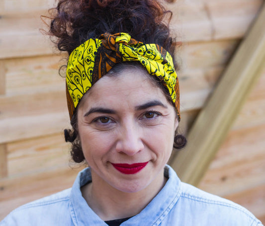 Turbante diadema artesanal amarillo y marrón semilla de cacao - KHAMALI