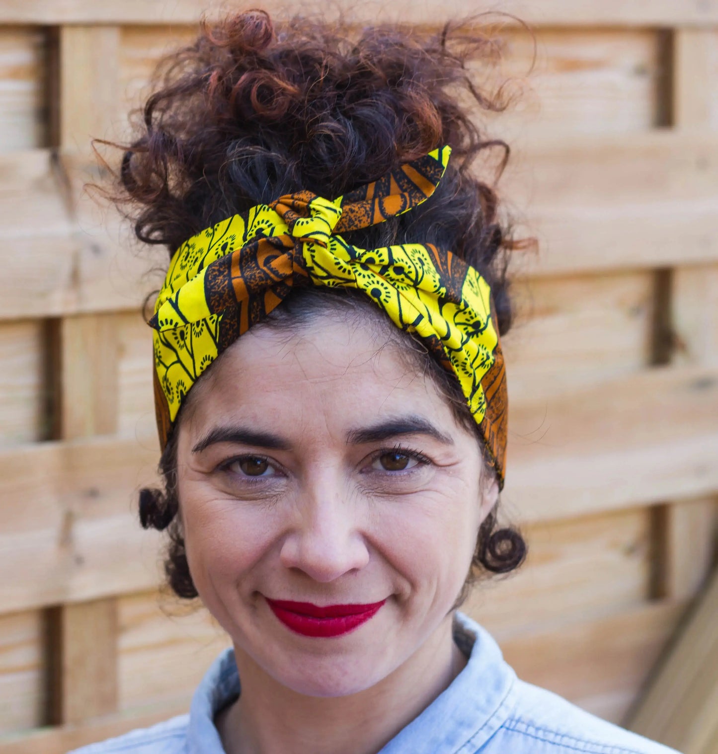 Turbante diadema artesanal amarillo y marrón semilla de cacao - KHAMALI