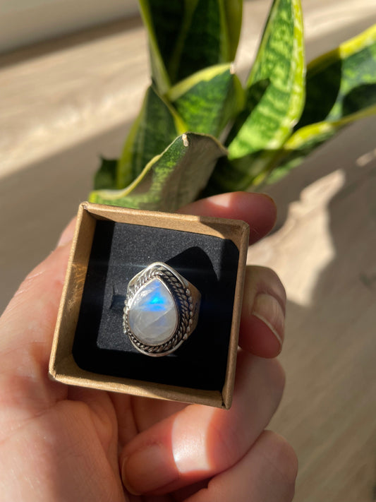 Anillo grueso con cuarzo rosa o piedra luna KHAMALI