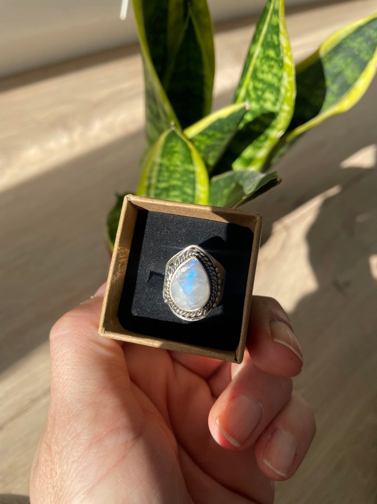 Anillo grueso con cuarzo rosa o piedra luna KHAMALI