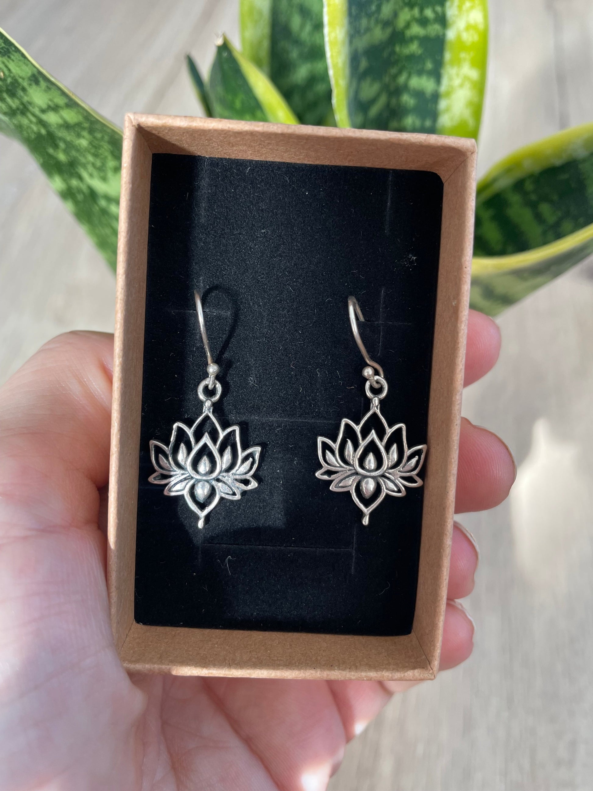 Pendientes flor de loto en plata 925 – Belleza serena KHAMALI