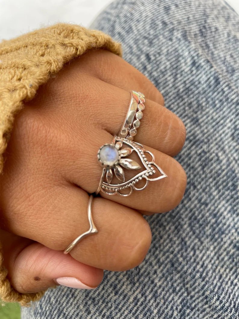 Anillo tribal con piedra luna - KHAMALI