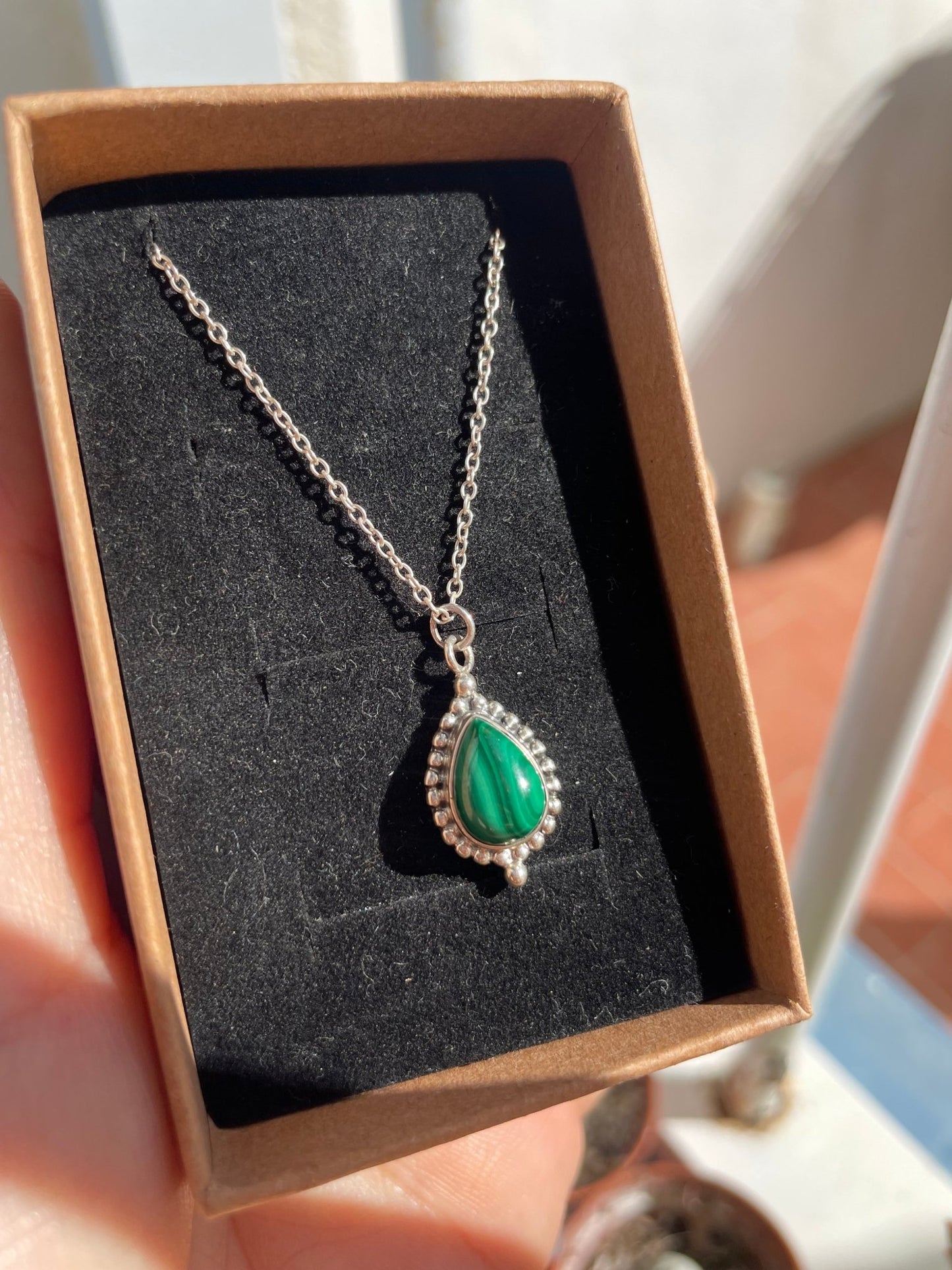 Colgante con piedra verde malaquita - KHAMALI