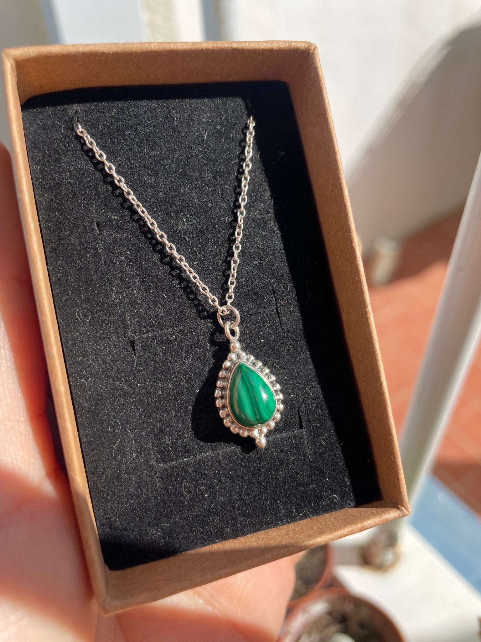 Colgante con piedra verde malaquita - KHAMALI