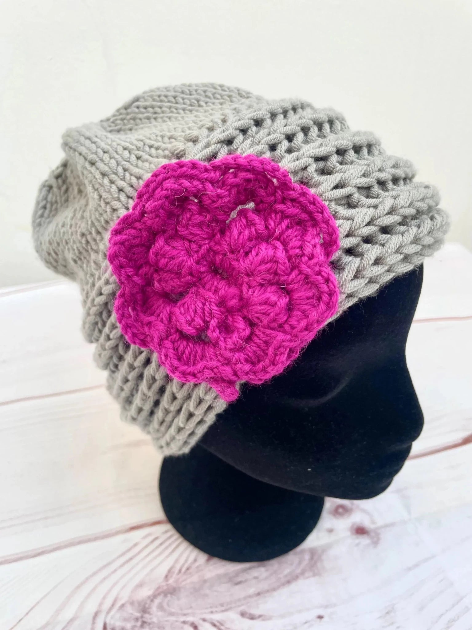 Gorro de lana sintética con preciosa flor - KHAMALI