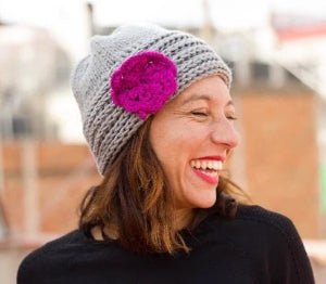 Gorro de lana sintética con preciosa flor - KHAMALI