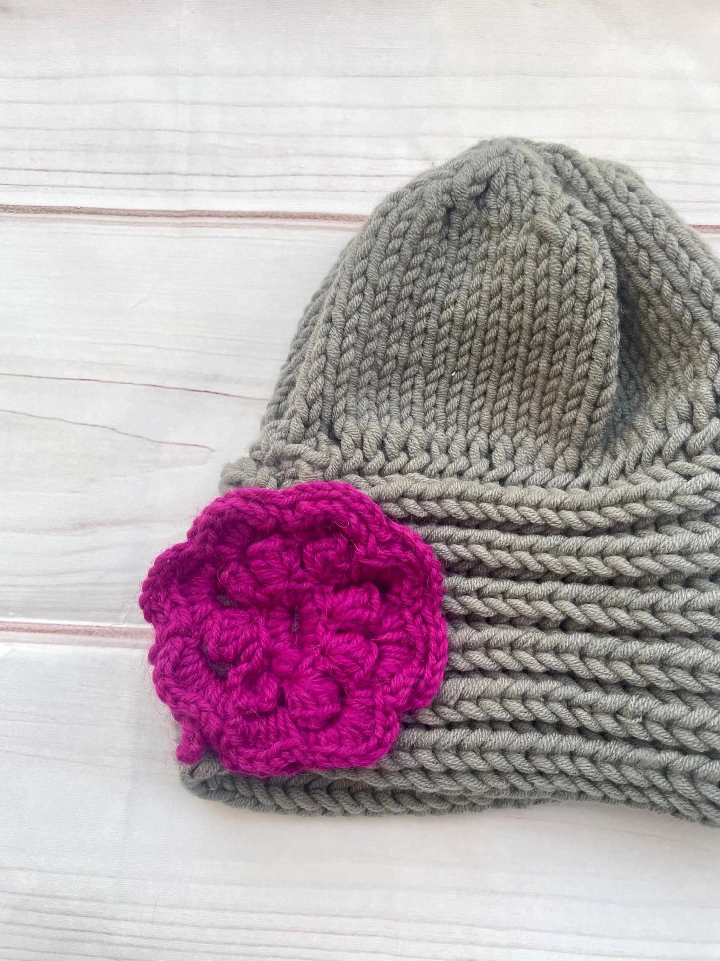 Gorro de lana sintética con preciosa flor - KHAMALI
