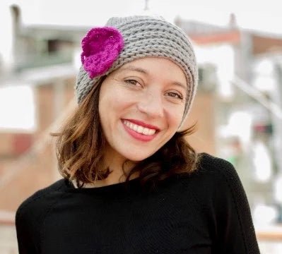 Gorro de lana sintética con preciosa flor - KHAMALI