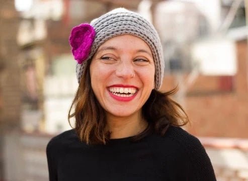 Gorro de lana sintética con preciosa flor - KHAMALI