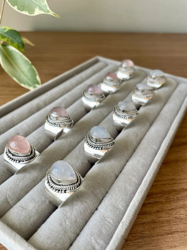 Anillo grueso con cuarzo rosa o piedra luna KHAMALI