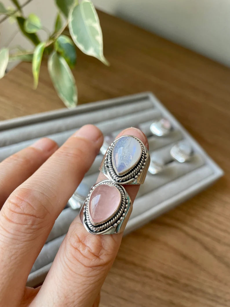 Anillo grueso con cuarzo rosa o piedra luna KHAMALI
