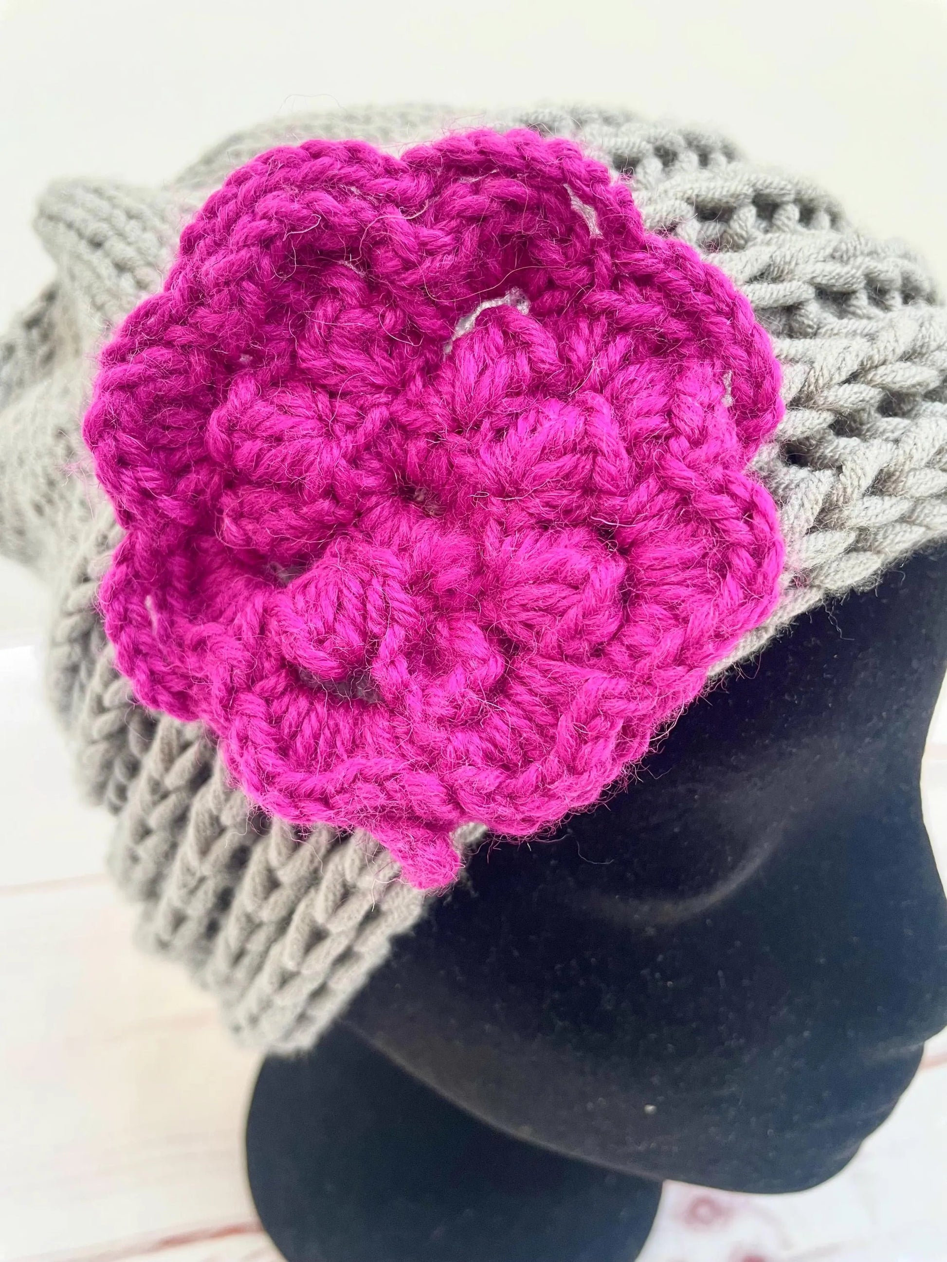 Gorro de lana sintética con preciosa flor khamali Shop