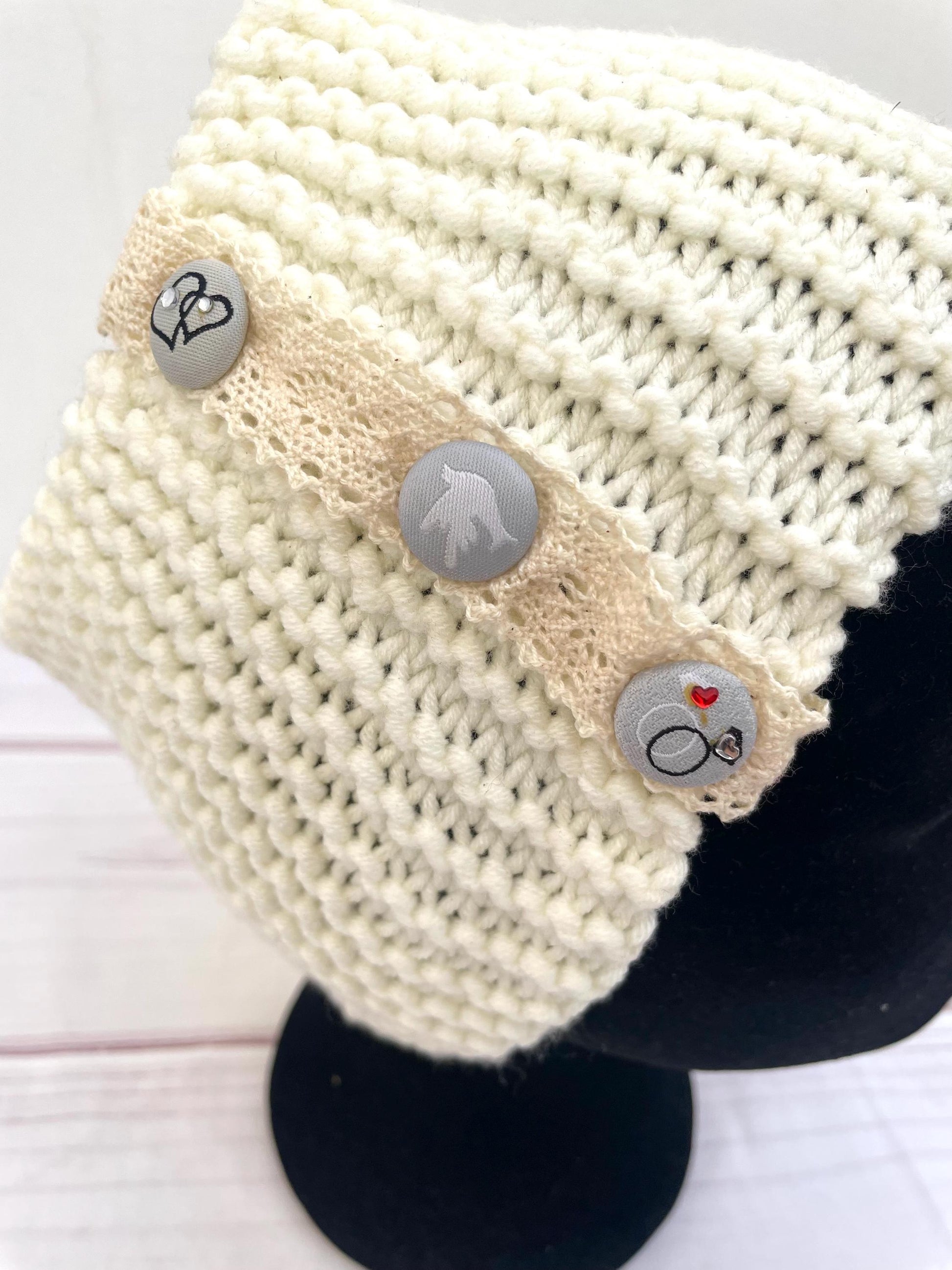 Turbante blanco con botones tejido a mano khamali Shop