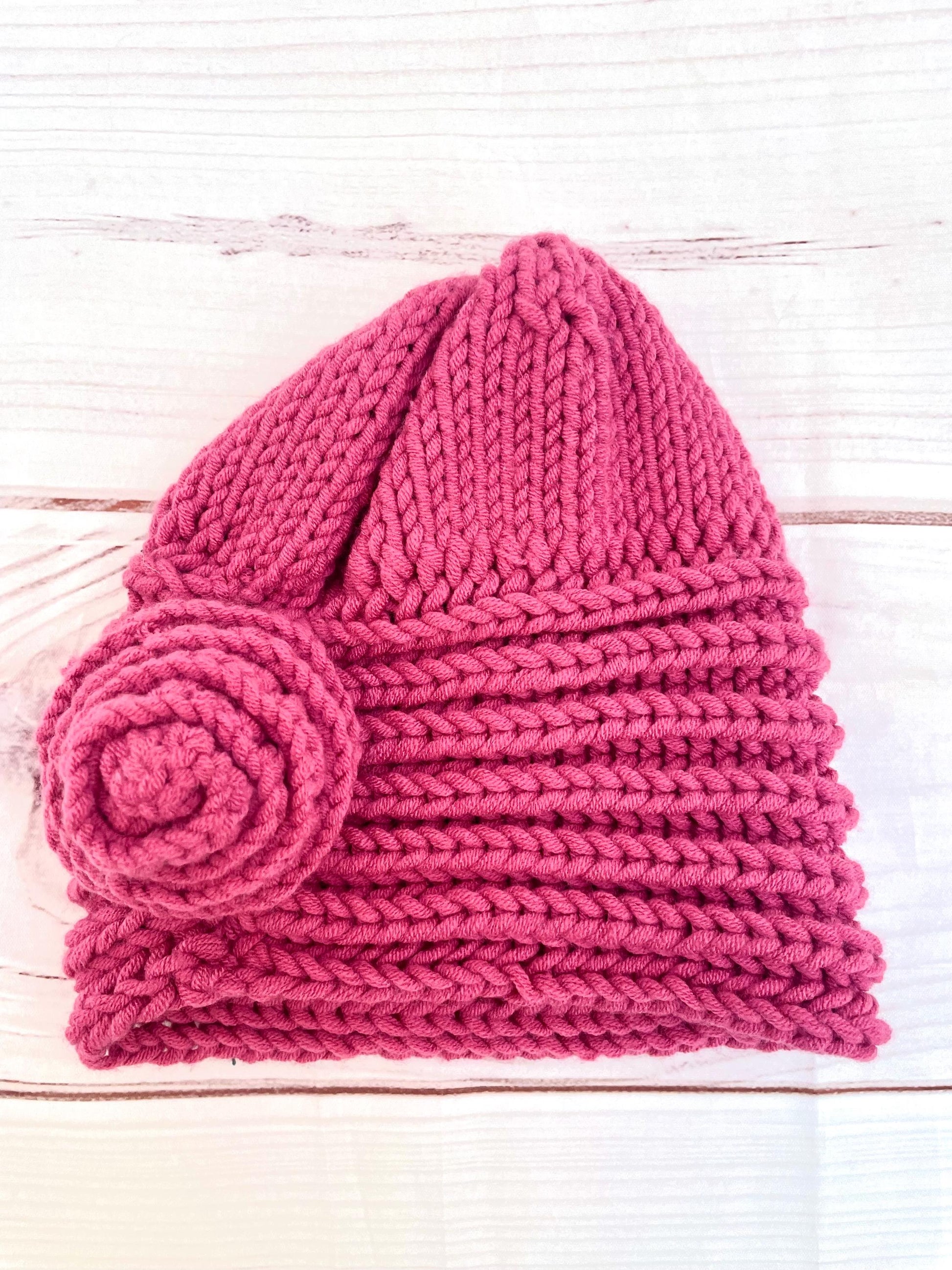 Gorro rosa con flor hecho a mano khamali Shop