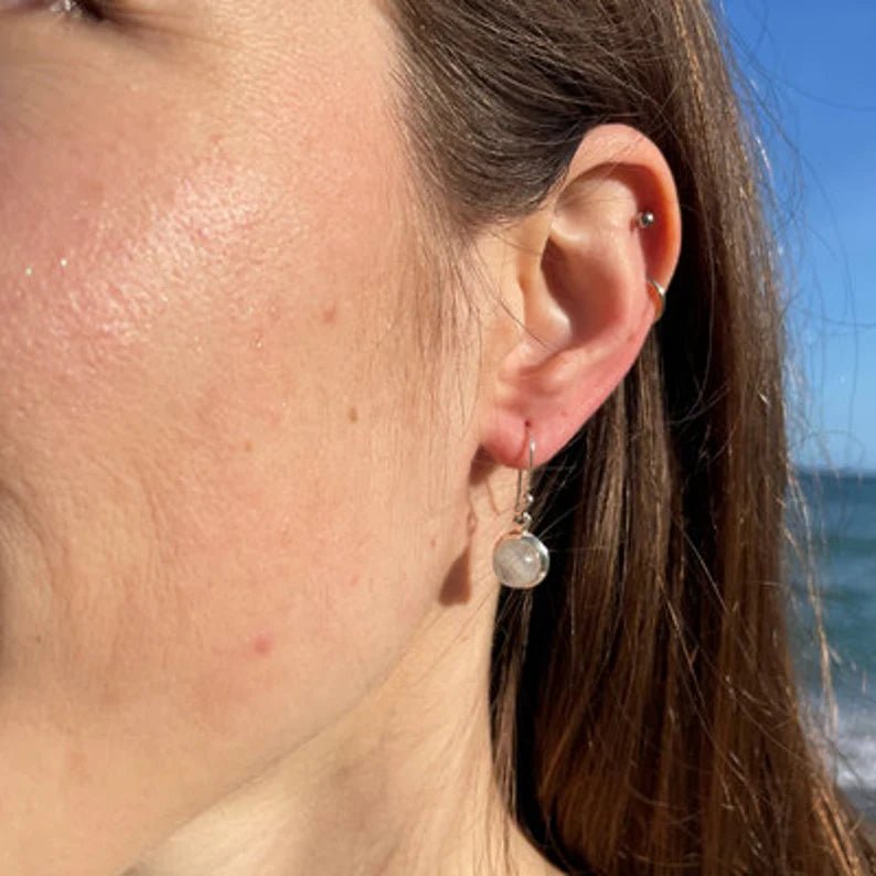 Pendientes de piedra luna en plata 925 – Luz suave, intuición y feminidad - KHAMALI