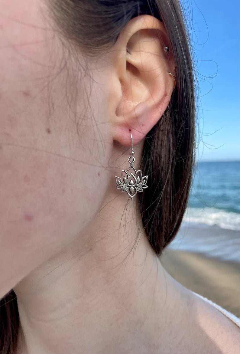 Pendientes flor de loto en plata 925 – Belleza serena - KHAMALI