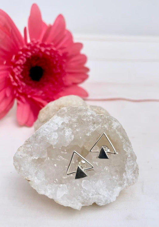 Pendientes triangulares de plata 925 – Minimalismo con carácter - KHAMALI