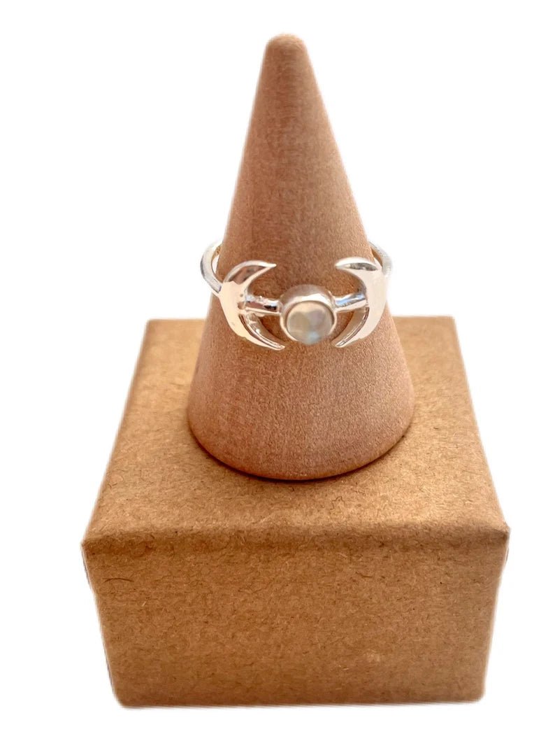 Precioso anillo media luna con piedra luna - KHAMALI