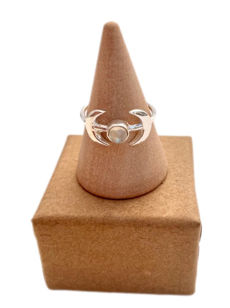 Precioso anillo media luna con piedra luna - KHAMALI