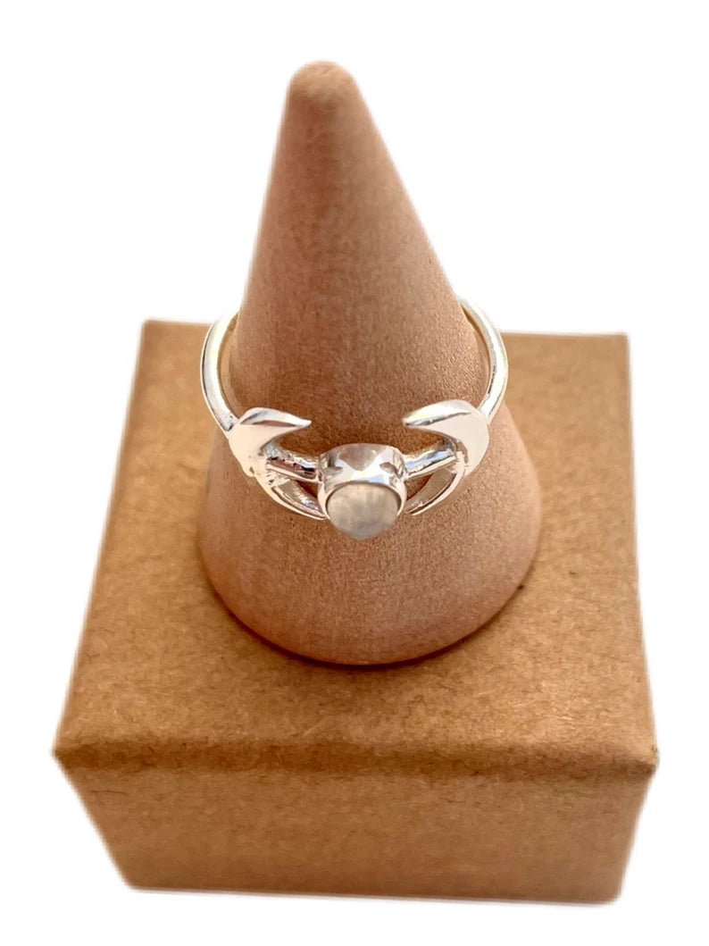 Precioso anillo media luna con piedra luna - KHAMALI