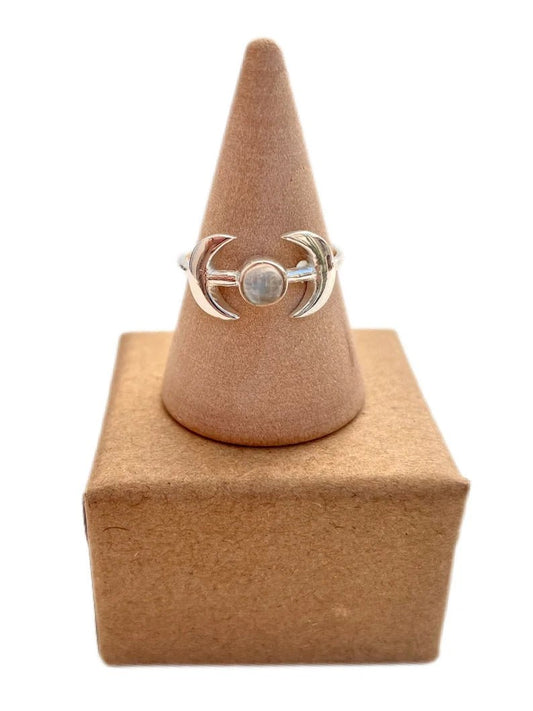 Precioso anillo media luna con piedra luna - KHAMALI