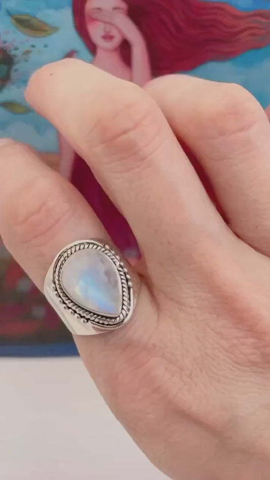Anillo grueso con cuarzo rosa o piedra luna