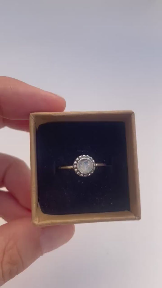 Anillo flor y piedra natural