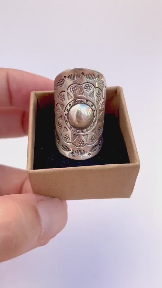 Increíble anillo tribal grueso con inscripciones