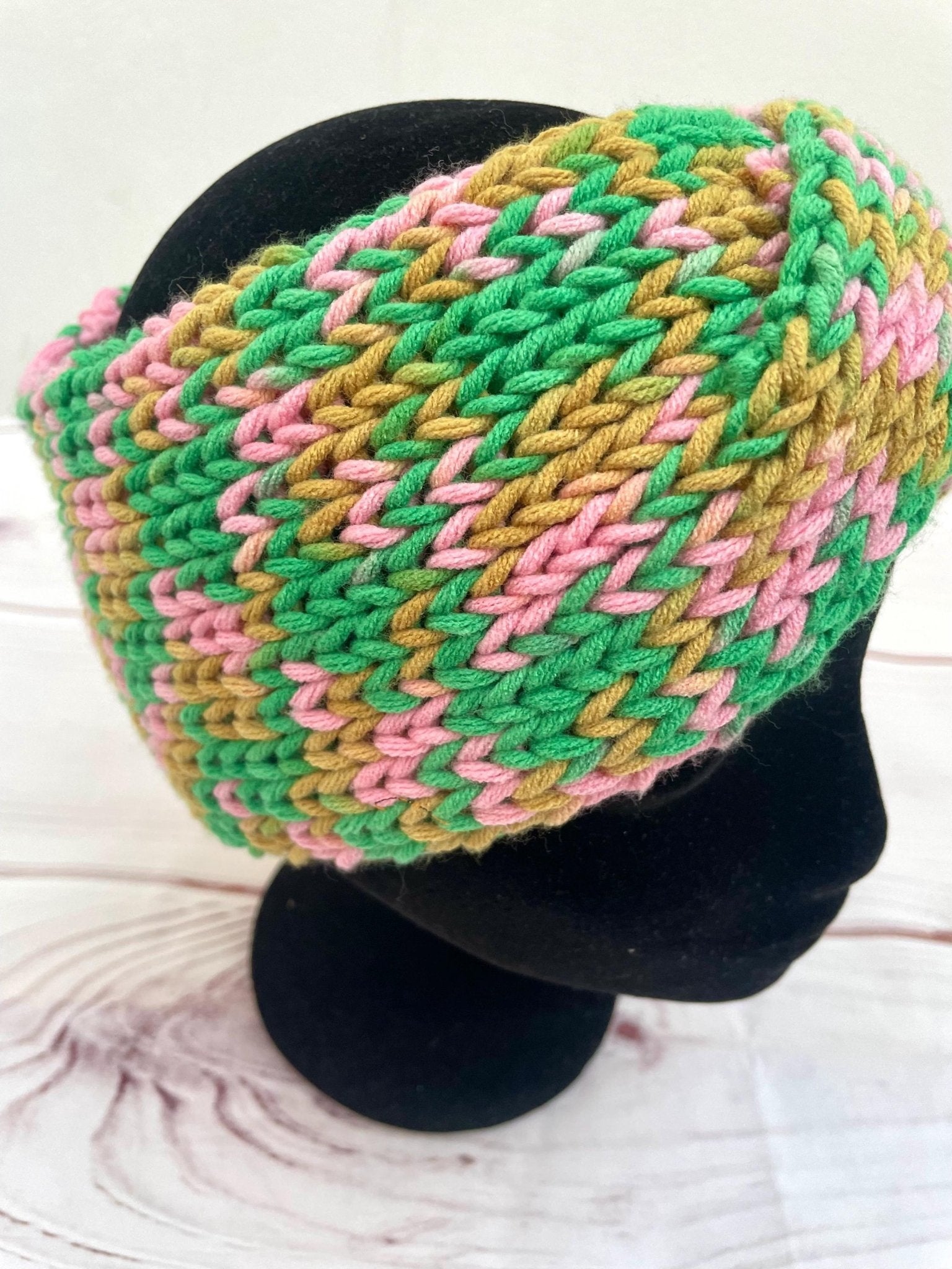 Turbante verde y rosa tejido a mano - KHAMALI